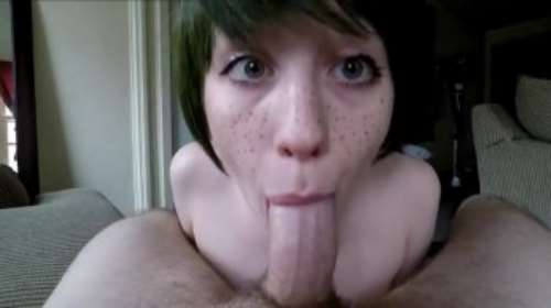 Девушка с веснушками сосет член