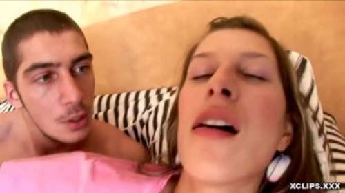 СТРУЙНЫЙ ОРГАЗМ: девушка показывает сквирт сблизи