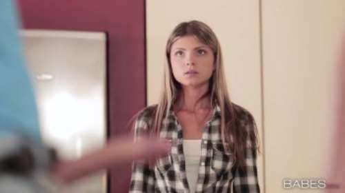 ПОРНО НА КУХНЕ: теща сосет зятю при жене