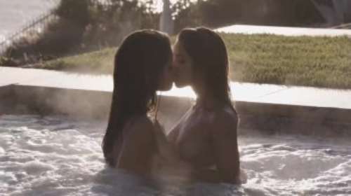 ЛЕСБИЯНКИ: нежное порно у бассейна стройных девушек с маленькими дойками