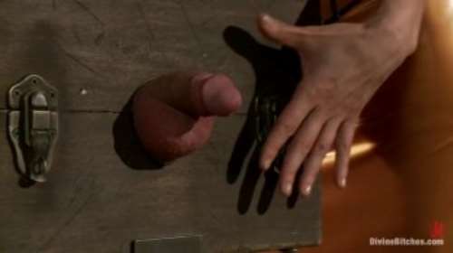 СЕКС С ЖЕНСКИМ ДОМИНИРОВАНИЕМ: прищепки на яйцах, шлепки по заднице и телочки в зале