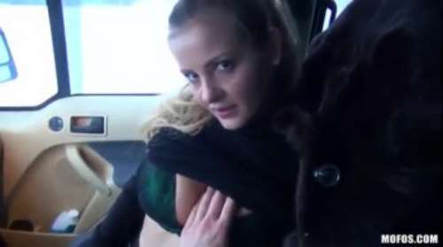 МИНЕТ в МАШИНЕ: русская девушка сосет член за деньги в машине