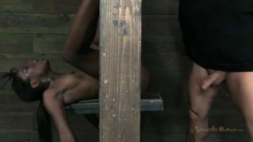 ПОрнуХА с негритянкой: привязанную черную девушку трахает белый мужик в рот и вагину