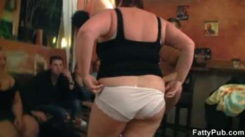 Начало секс оргии: Молодежь играет в карты на раздевание с толстушками