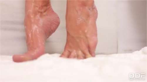 СЕКС ВИДЕО МЖМ: траханье девушки под бухло с двумя мужиками