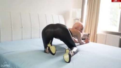 ХХХ видео: худую девушку с косичками на каблуках трахают толстым членом