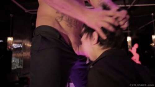 Публичное порно и секс: глубокий минет и биту в вагину на сцене