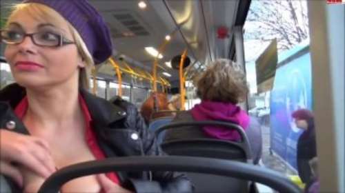 Порно в ОБЩЕСТВЕННОМ транспорте: девушки сосут парню член в автобусе