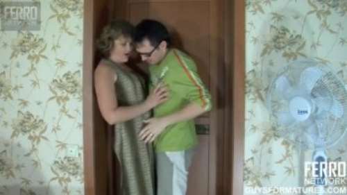 Русское видео с молодым и взрослой: очкарик трахает зрелуюженщину