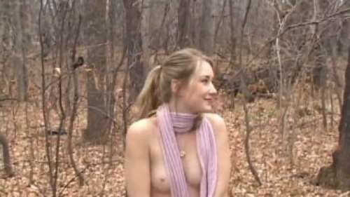 Эротика в холодном лесу осенью