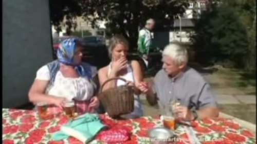 Дед трахает бабку и внучку на природе