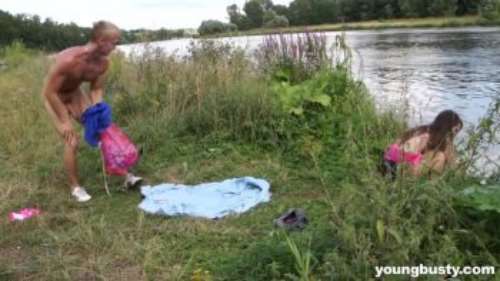 Смотреть порно видео как МОЛОДЫЕ занимаются сексом на природе у озера