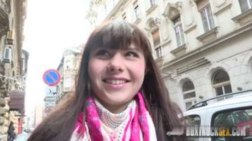 Порно кастинг молодой француженки на людях за стеклом