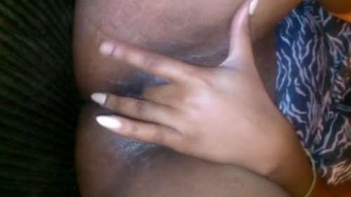 Негр лижет негритянке: девушка снимает как ей делают куни