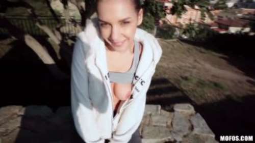 Уличная порнуха: Девушку разводят на улице на секс за деньги