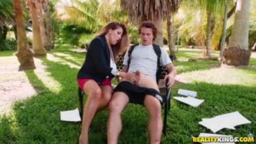 Порно как стеснительный парень трахает зрелую женщину учительницу