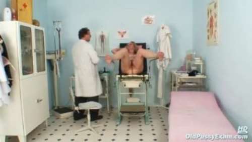 Осмотр у гинеколога: порно видео со зрелой бабой