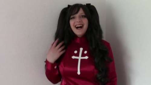 МИНЕТ НА КОЛЕНКАХ: сисястая девушка монашка сосет волосатый член сидя на полу