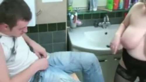 РУССКИЙ СЕКС В ВАННЕ: сисястая зрелая женщина соблазняет молодого парня