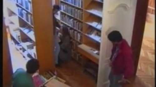 Русская телка сосет член в библиотеке