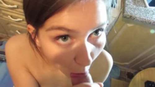 КОНЧАЮ в рот своей девушке на кухне: смотреть русское порно про то, как сосут член