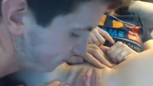 Молодой и неопытный парень лижет девушке вагину в первый раз