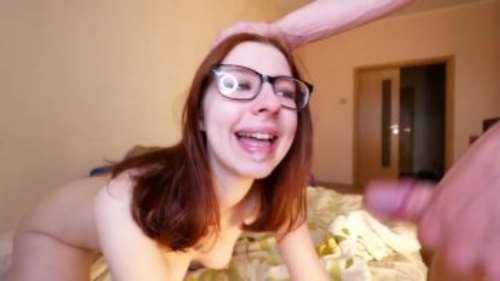 Рыжую девушку в ОЧКАХ трахают в ПОПУ