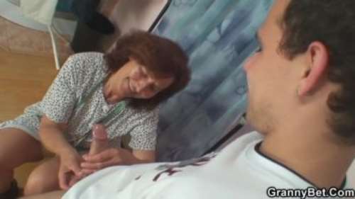 Бабушка портниха дрочит внуку его большой член и сосет его