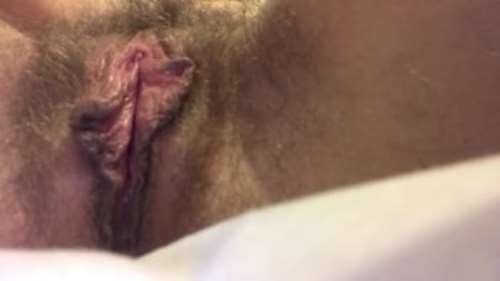 Мокрая волосатая вагина с большими половыми губами: смотреть видео крупно