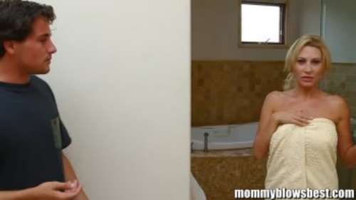 Парень подсматривал за сисястой мамкой в душе и она дала ему себя трахнуть