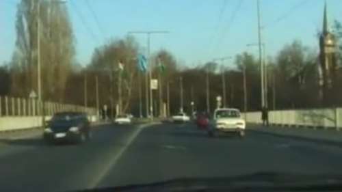 СЕКС В ТАКСИ: молодые трахаются в движущейся машине