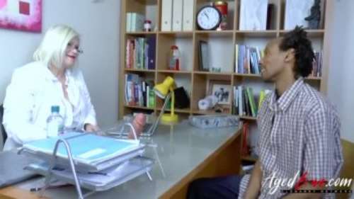 ВЗРОСЛАЯ врачиха трахается с негром: смотреть порно видео из больницы