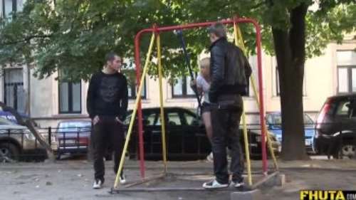 Парни трахнули телку вдвоем в попку сразу после пикапа