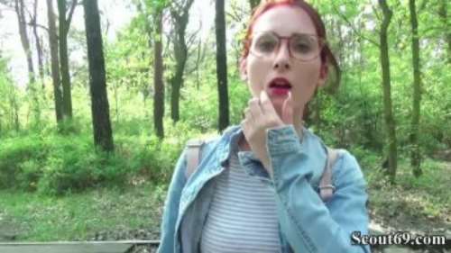 Очкастая рыжая студентка трахается на природе с другом