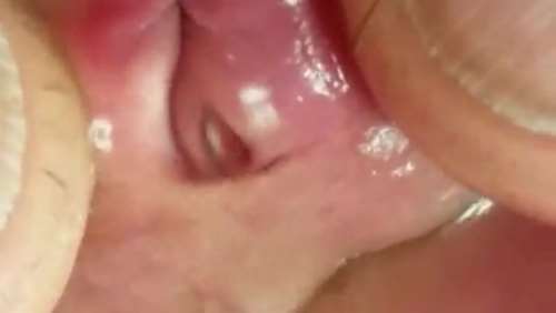 ДЕВУШКА ПИСАЕТ: видео самый крупный план