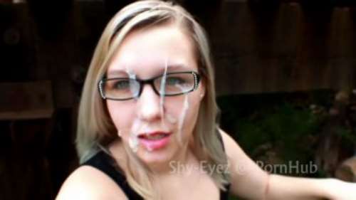 Порно видео как кончают бабе на очки после секса на улице