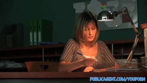 Секретаршу средних лет трахают в кабинете
