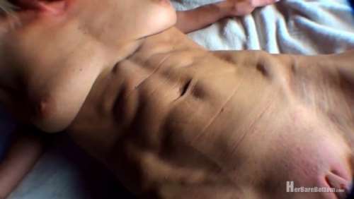 Большой клитор и половые губы культуристки