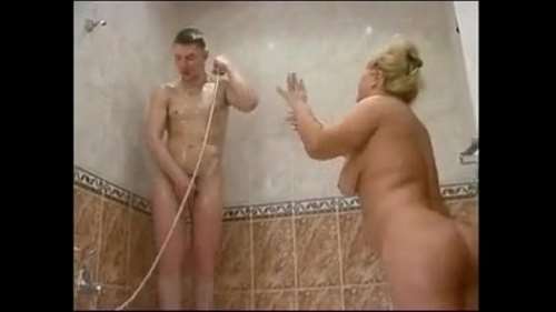 Мама зашла в ванную к голому сыну видео