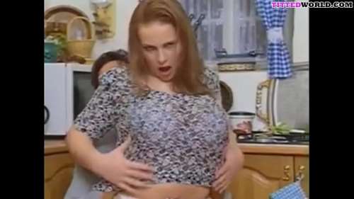 Молодая немка с огромными дойками дает их лапать