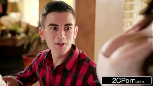 Опытная женщина с большими дойками соблазнила и отдалась парню с длинным хуем