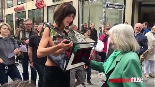 Девушка дает трогать прохожим сиськи и клитор