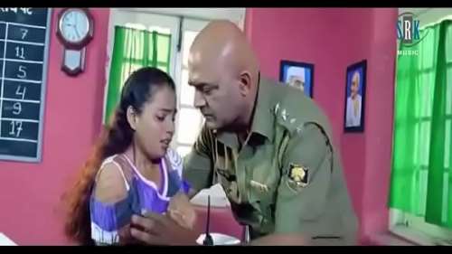 В индийский тюрьме охранник трахает заключенную