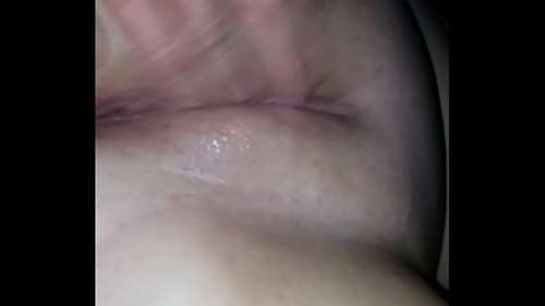 Трахает и снимает мокрую вагину жены сблизи