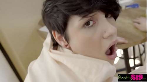 Подрочил на фотки голой сестры, а потом она сама показала все на яву.