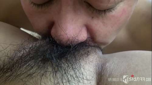 Трахаются японка с японцем с небритыми лобками и ей кончают внутрь