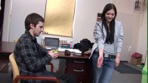 Молодой бизнесмен привел подругу в офис и трахнул ее там