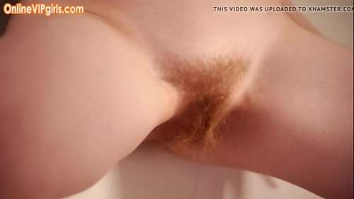 Лобок с рыжими пушистыми волосами у девушки.