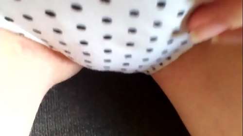 Девушка показывает клитор и мокрые трусики крупным планом 