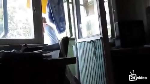 Короткое русское порно в котором блондинка дома сосет хуй. И еще болтает